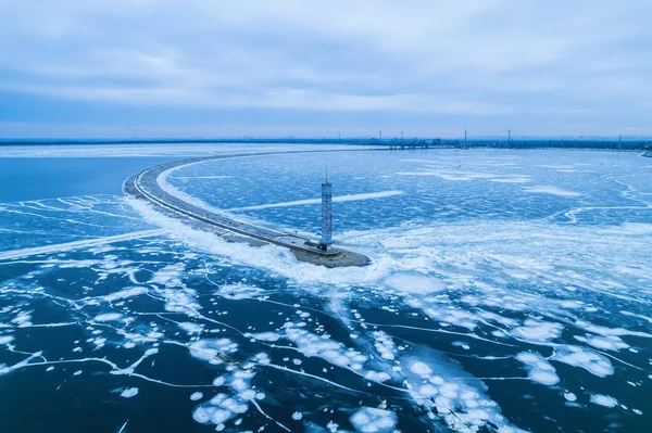 凍結した海の孤独な灯台の空中ビュー 亀裂の凍結青氷 ドローンビュー — ストック写真