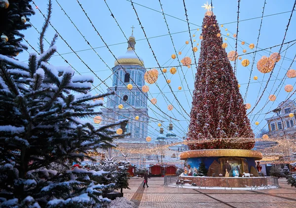 Árbol Navidad Festivo Con Guirnaldas Del Año 2022 Catedral Santa — Foto de Stock