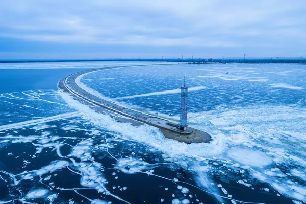 冬にバルト海につながる防波堤 海の霧や氷のブロックで覆われた 日の出の美しい灯台 — ストック写真