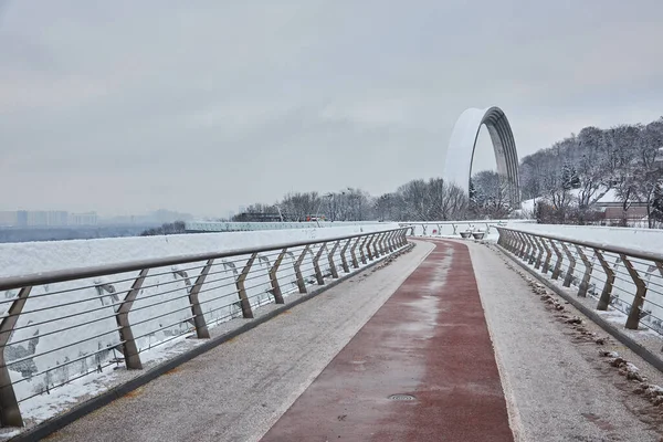 キエフの歩行者自転車橋雪の天気 — ストック写真