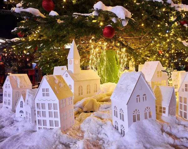 거리에 크리스마스 장식들 나뭇가지와 솔방울은 크리스마스의 — 스톡 사진
