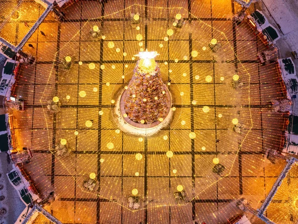 Großer Schöner Weihnachtsbaum Mit Dekorationen Und Illuminationen Verschneiter Nacht Hintergrund — Stockfoto