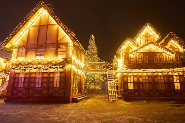 Необычный Рождественский Венок Окне Роскошный Украшенный Фасад Магазина Гирляндой Огни — стоковое фото