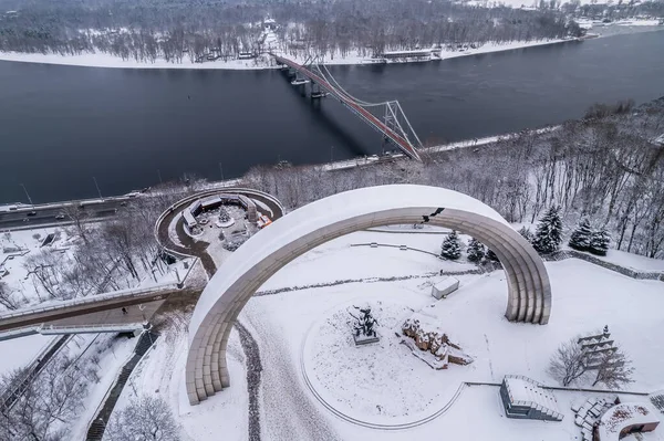 Luchtdrone Zicht Voetgangersbrug Bevroren Dnjepr Kiev Bewolkte Ijzige Winterochtend Ijzig — Stockfoto