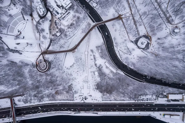 空中ドローンビュー キエフのガラス橋雪の天気 — ストック写真