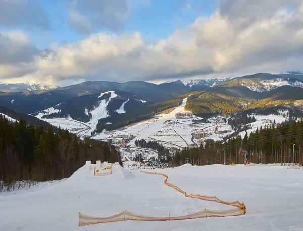 Para Nartach Przygotowanych Zakrzywione Ski Podwójnego Toru Górskich Szczytów Charakterystyczne — Zdjęcie stockowe