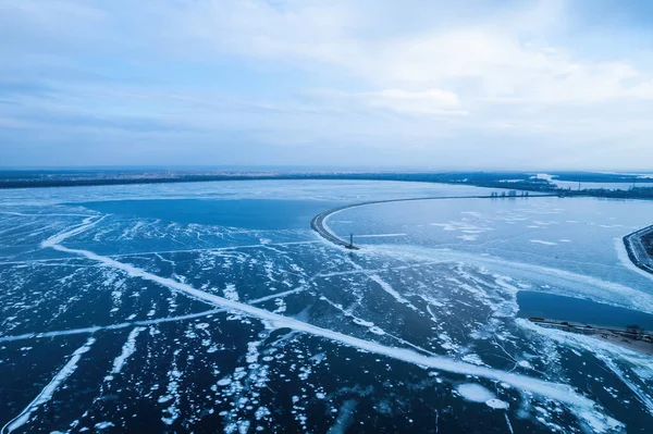 Воздушный Вид Одинокий Маяк Замерзшем Море Замерзший Голубой Лед Трещинах — стоковое фото