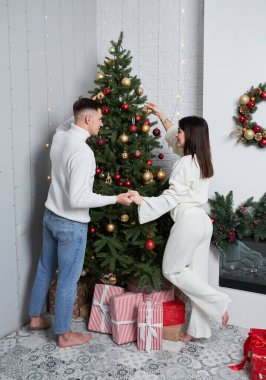 Birlikteyken mutlu olan romantik çift kış tatilini keyifle kutluyor.