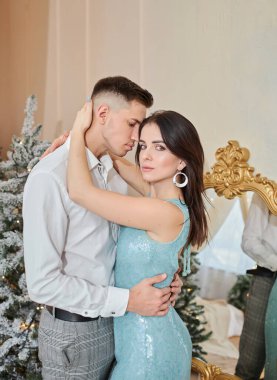 Birlikteyken mutlu olan romantik çift kış tatilini keyifle kutluyor.