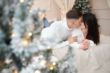 Birlikteyken mutlu olan romantik çift kış tatilini keyifle kutluyor.