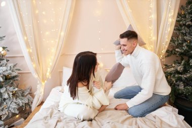 Birlikteyken mutlu olan romantik çift kış tatilini keyifle kutluyor.