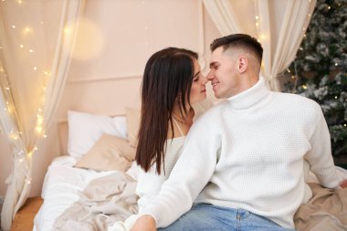 Birlikteyken mutlu olan romantik çift kış tatilini keyifle kutluyor.