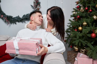 Güzel kız erkek arkadaşıyla bir hediye şaşırtıcı.