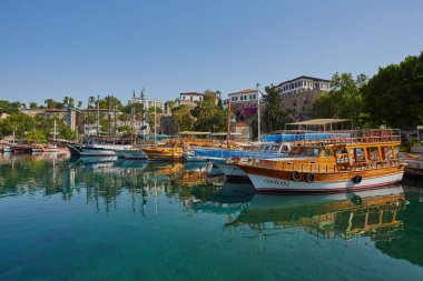 Antalya, Türkiye - 02.05.2017: Yazın eski kent marinasındaki limanın panoramik manzarası, Türkiye