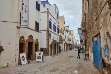 Essauria, Fas. 12 Şubat 2017: Eski şehir Medine sokaklarında, renkli evler. İnsanlar işe koşuşturuyor, yağmurdan sonra şehir.