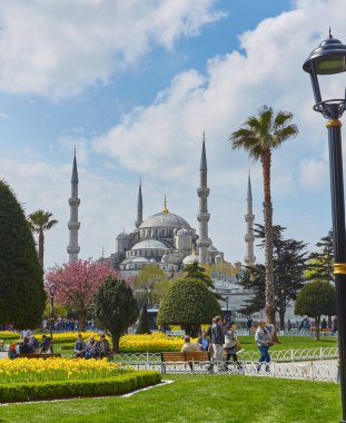 İstanbul, Türkiye - 21 Nisan 2017: Sultanahmet Meydanı 'nda bahar. Sultanahmet Cami Mavi Camii panoraması, İstanbul, Türkiye.