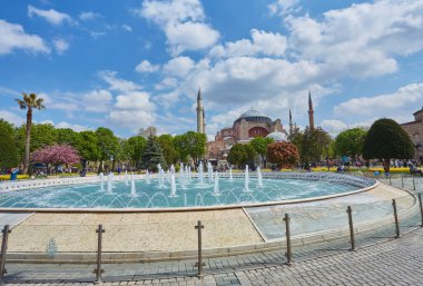 İstanbul, Türkiye - 21 Nisan 2017: Sultanahmet Meydanı 'nda bahar. Sultanahmet Cami Mavi Camii panoraması, İstanbul, Türkiye.