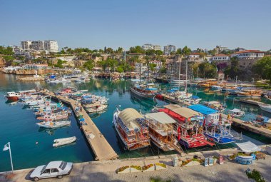 Antalya, Türkiye - 02.05.2017: Yazın eski kent marinasındaki limanın panoramik manzarası, Türkiye