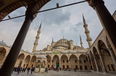 İSTANBUL, TURKEY - 21 Nisan 2017: Mavi Cami 'nin avlusu, Sultan Ahmed Camii olarak da bilinir. 1609 ve 1616 yılları arasında Osmanlı döneminden kalma tarihi bir cami inşa edildi. .