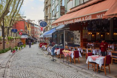 İSTANBUL, İSTANBUL - 21 Nisan 2017: İstanbul 'daki Grand Bazaar yakınlarındaki pazar caddesinde günlük yaşam. Türkiye.