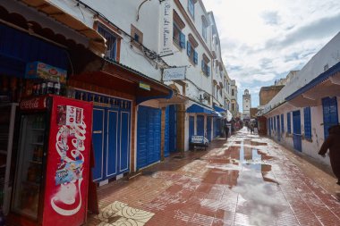 Essauria, Fas. 12 Şubat 2017: Eski şehir Medine sokaklarında, renkli evler. İnsanlar işe koşuşturuyor, yağmurdan sonra şehir.