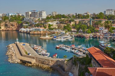 Antalya, Türkiye - 02.05.2017: Yazın eski kent marinasındaki limanın panoramik manzarası, Türkiye