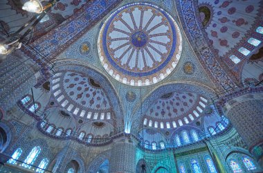 İstanbul, Türkiye - 21 Nisan 2017: İstanbul, Türkiye 'deki Sultanahmet Camii Mavi Camii' nin İçi