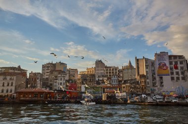 İstanbul, Türkiye - 21 Nisan 2017: İstanbul, Türkiye 'de gün batımında feribot ile İstanbul Boğazı