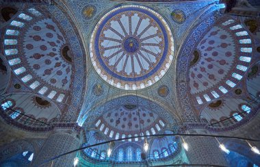 İstanbul, Türkiye - 21 Nisan 2017: İstanbul, Türkiye 'deki Sultanahmet Camii Mavi Camii' nin İçi
