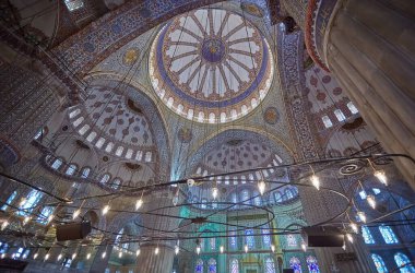 İstanbul, Türkiye - 21 Nisan 2017: İstanbul, Türkiye 'deki Sultanahmet Camii Mavi Camii' nin İçi