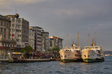 İstanbul, Türkiye - 21 Nisan 2017: İstanbul, Türkiye 'de gün batımında feribot ile İstanbul Boğazı