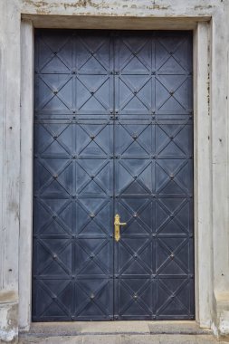 Katolik kilisesinin eski büyük kilise kapısı.