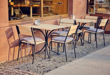 Kafe masası ve sokaktaki sandalyeler.