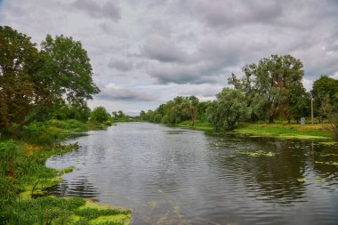 karanlık gökyüzü fırtına bulutlu nehir manzaralı
