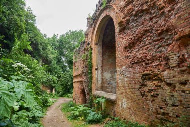 Tarakanov Kalesi en alışılmadık savunma binasıdır ve Batı Ukrayna, Dubno 'da görülmesi gereken bir turisttir.