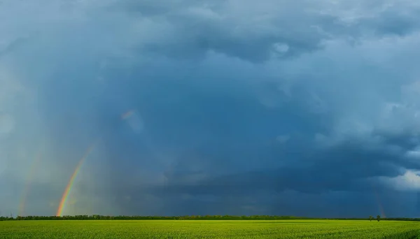Dubbele Heldere Kleurrijke Regenboog Voor Sombere Onheilspellende Wolken Boven Een — Stockfoto