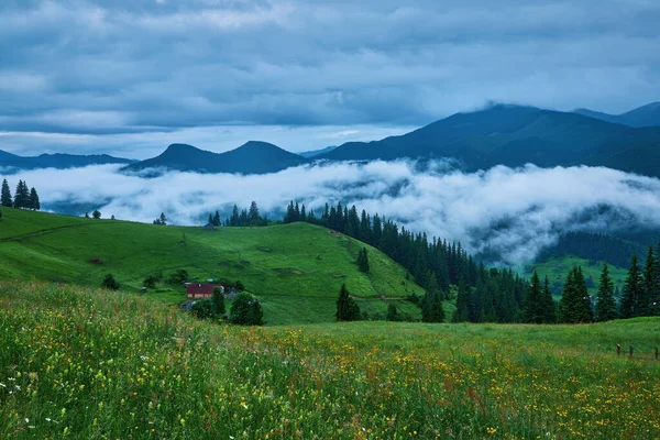 Majestueuze Bergen Landschap Onder Ochtend Hemel Met Wolken Bewolkte Lucht — Stockfoto