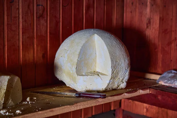 Carpatian 하우스에서 유기농 치즈를 만들기 — 스톡 사진