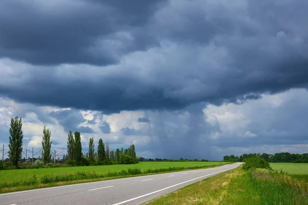 Empty Highway Paved Road Fields Dramatic Sky Rain Horizon Distance —  Fotos de Stock