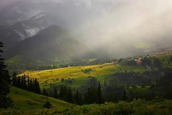 Peisajul Montan Raza Soarelui Făcut Drum Prin Nori Ceață Luminat — Fotografie, imagine de stoc