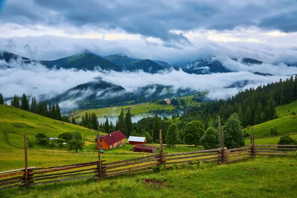 Majestatyczny Krajobraz Gór Pod Rannym Niebem Chmurami Chmury Przed Burzą — Zdjęcie stockowe