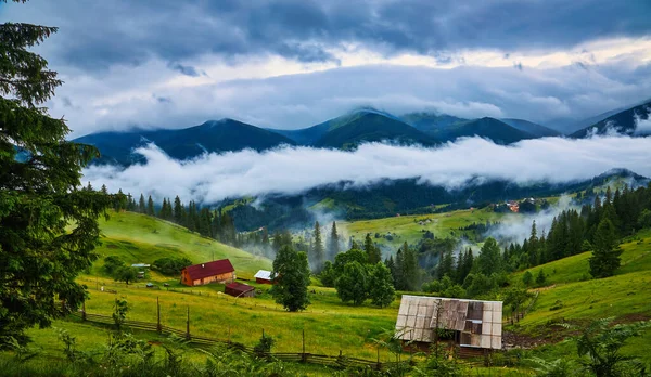 Majestueuze Bergen Landschap Onder Ochtend Hemel Met Wolken Bewolkte Lucht — Stockfoto