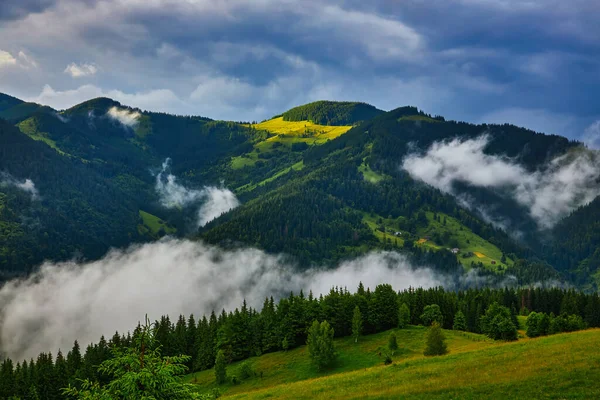 Zomer Landschap Bergen Donkerblauwe Lucht Met Wolken — Stockfoto