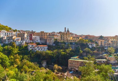 İtalya 'nın Campania bölgesindeki Amalfi Sahili' ndeki Vietri Sul Mare kasabası.