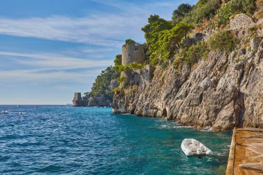 Tyrhenian Denizi kıyısındaki Rocky Cliffs ve Mountain Peyzajı. Amalfi Sahili, İtalya. Doğa Arkaplanı.