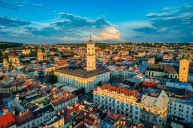Ukrayna 'nın Lviv şehrinin tarihi merkezine insansız hava aracından panoramik yaz manzarası
