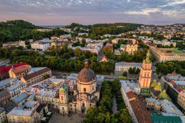 Ukrayna 'nın Lviv kentindeki eski şehrin çatıları. Avrupa şehrinin büyülü atmosferi. Şehir simgesi, belediye binası ve ana meydan. Drone fotoğrafı.