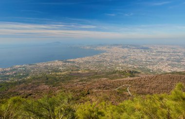 Napoli, Campania bölgesi, İtalya, Avrupa ve AB 'deki Vezüv Yanardağı' ndan panoramik manzara. Bulutlu bir günde Capri ve Akdeniz kıyılarına bakıyorum..