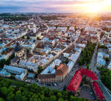 Eski Avrupa şehri, üstten görünüm. Evlerin kiremitli çatıları