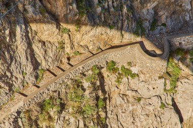 Fiordo di Furore Sahili, İtalya 'nın güneybatısındaki Campania bölgesinde Salerno eyaletinde sıradışı bir güzel yer olan köprüden görüldü..